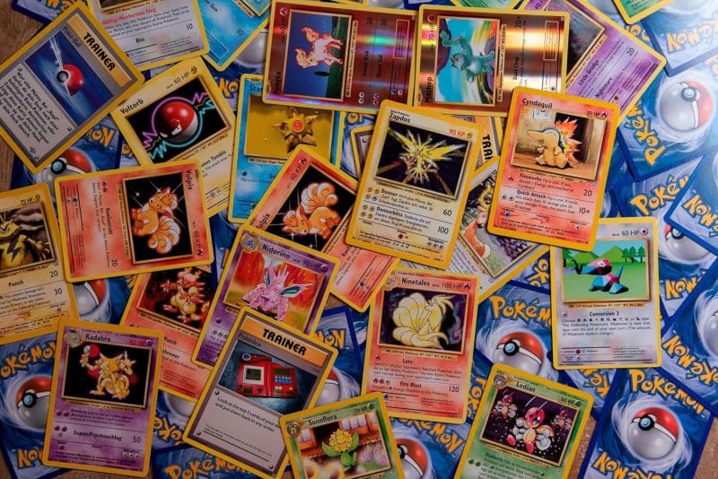 Pokemon TCG: 100 Assorted Card Lot with Foils - Image 2