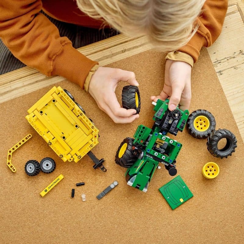 LEGO Technic John Deere 9620R 4WD Tractor (42136) - Image 3